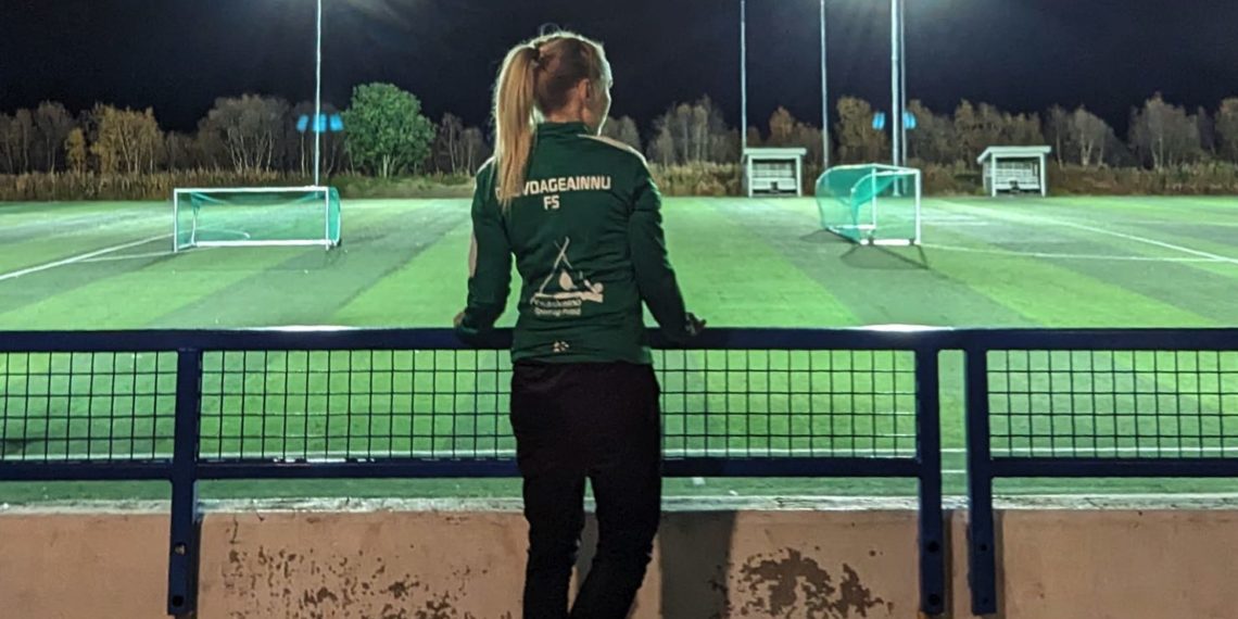 Báktevárri opplyst i mørket