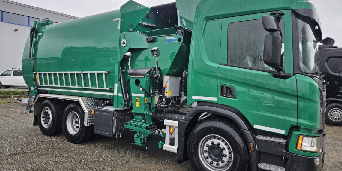 Enmannsbetjent søppelbil i drift i Kautokeino